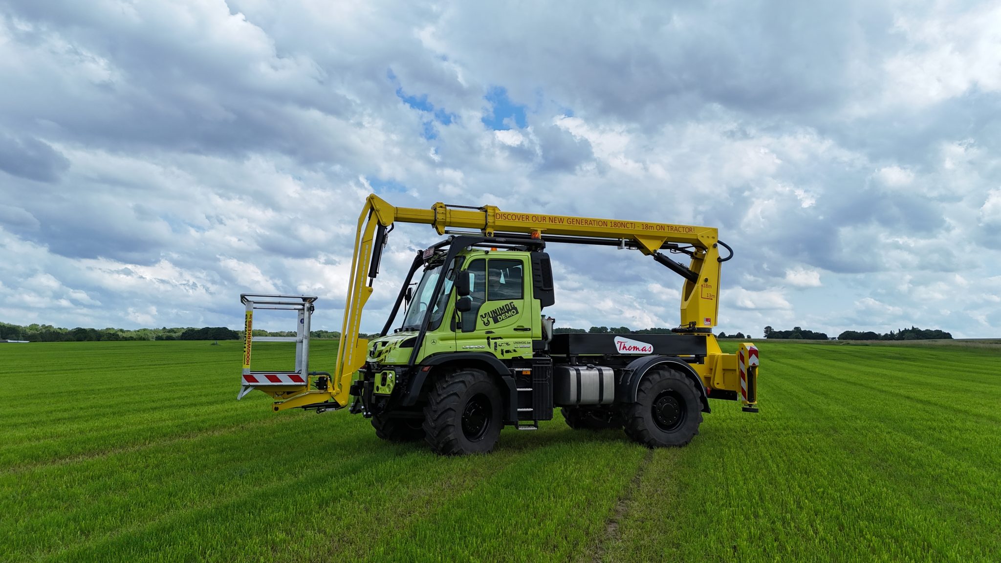 180 PTO hoogwerker gemonteerd op een Unimog in een weiland door Thomas & Ufkes