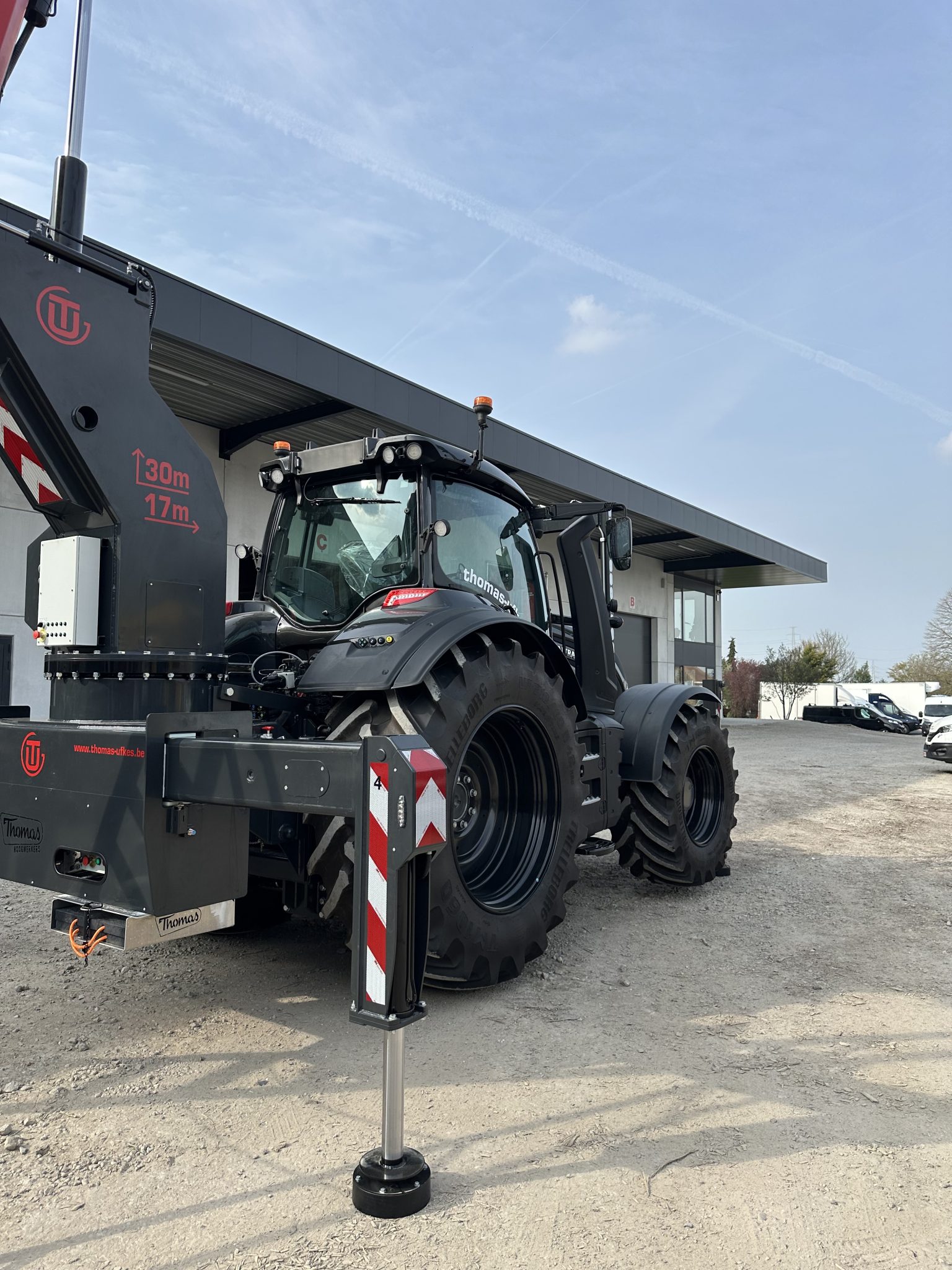 Thomas & Ufkes 300 PTO zwarte hoogwerker op zwarte Valtra tractor achteraanzicht voor depot – 17m tot 30m werkhoogte