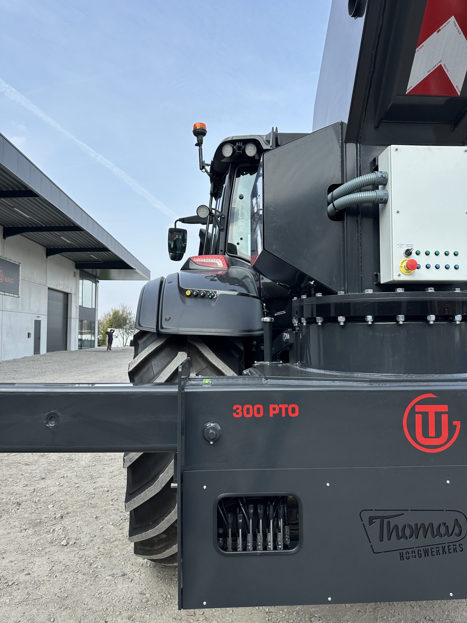 Thomas & Ufkes 300 PTO hoogwerker op tractor detailfoto bedieningspaneel en Thomas logo op zwarte machine