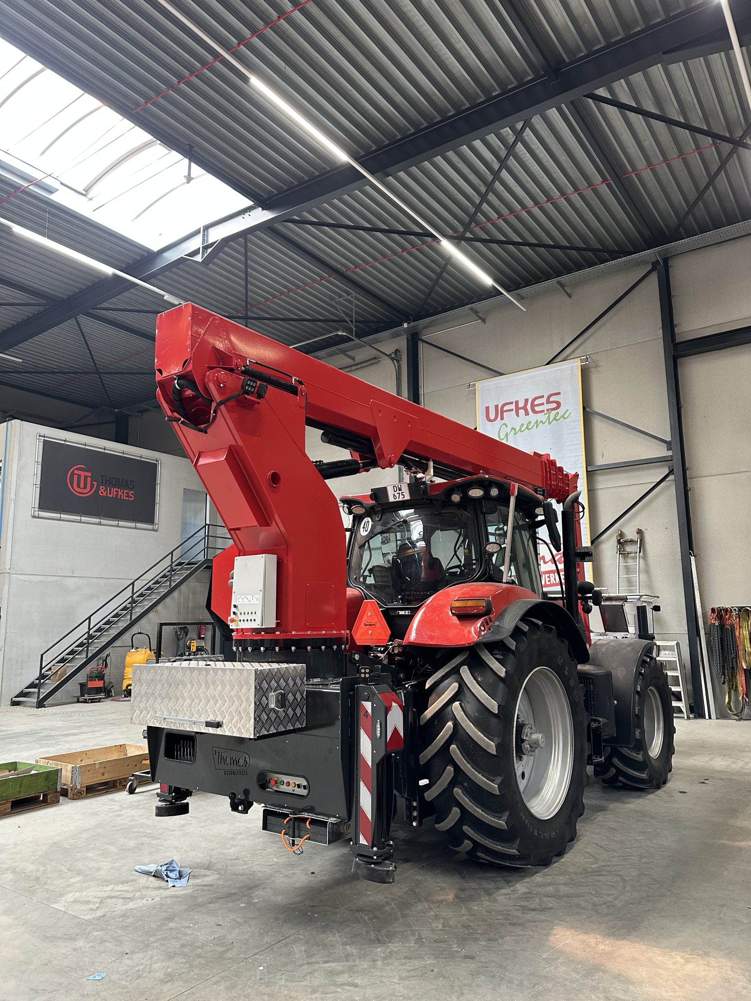 Thomas & Ufkes 300 PTO rode hoogwerker op rode tractor schuine vooraanzicht in werkplaats