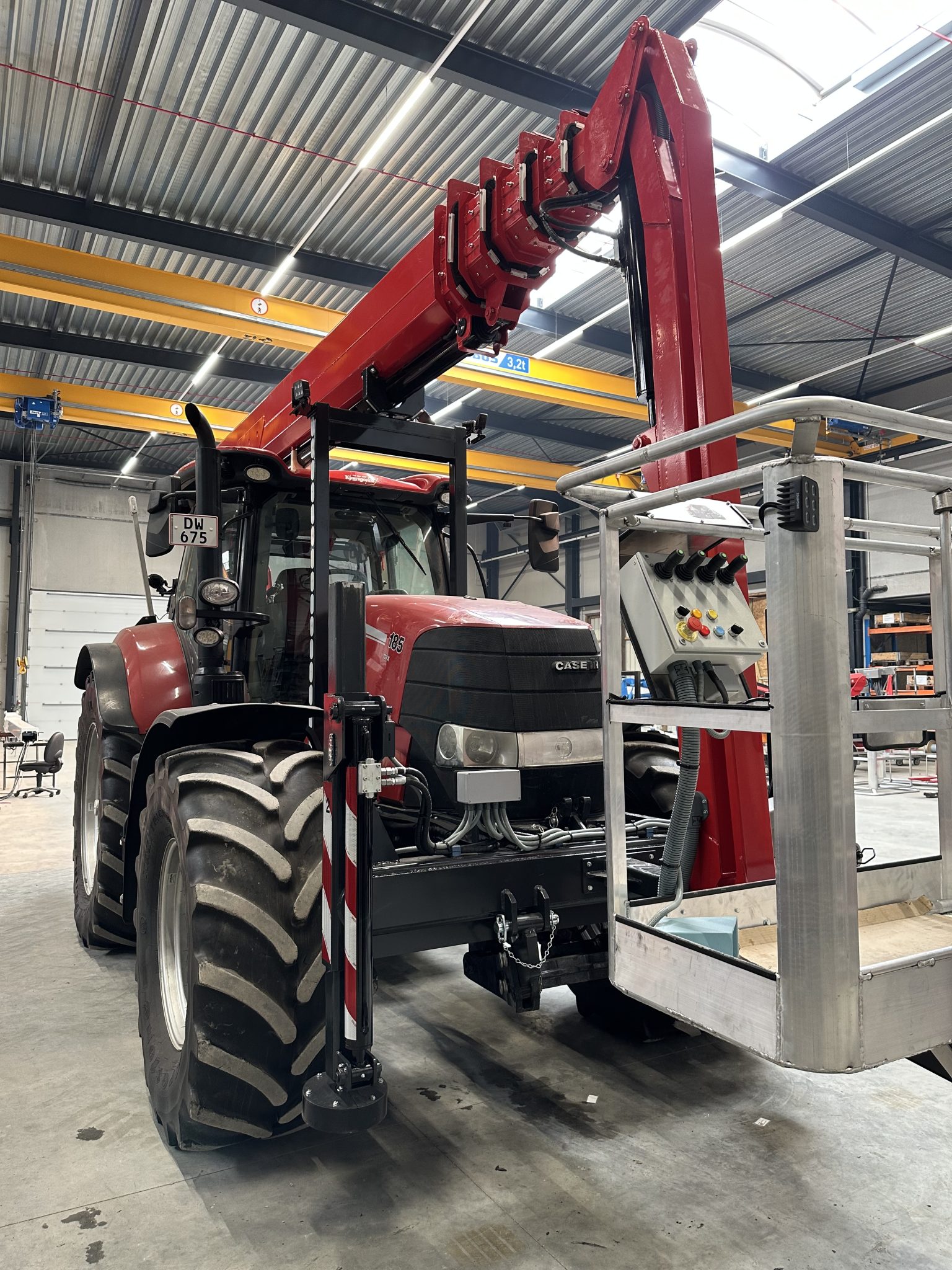 Thomas & Ufkes 300 PTO rode hoogwerker op Case tractor detailfoto arm en stabilisatoren in werkplaats
