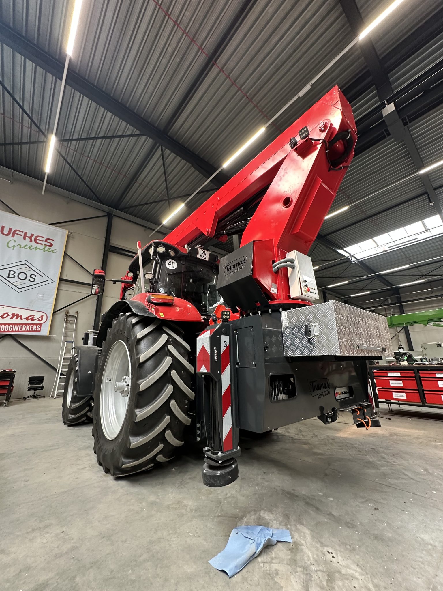 Thomas & Ufkes 300 PTO rode hoogwerker op tractor detailfoto arm en draaipunt in werkplaats