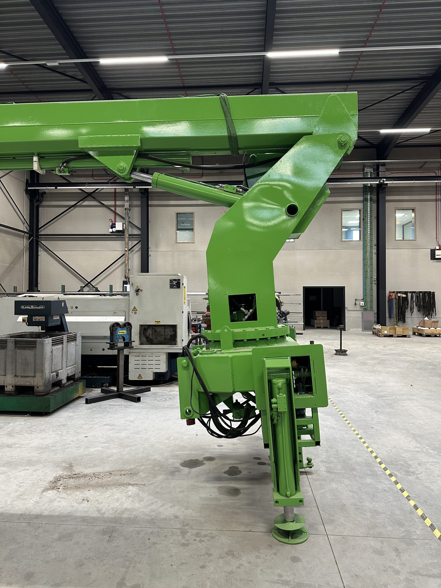 Thomas & Ufkes 300 PTO hoogwerker tweedehands te koop (2011) detailfoto onderstel en draaipunt in werkplaats