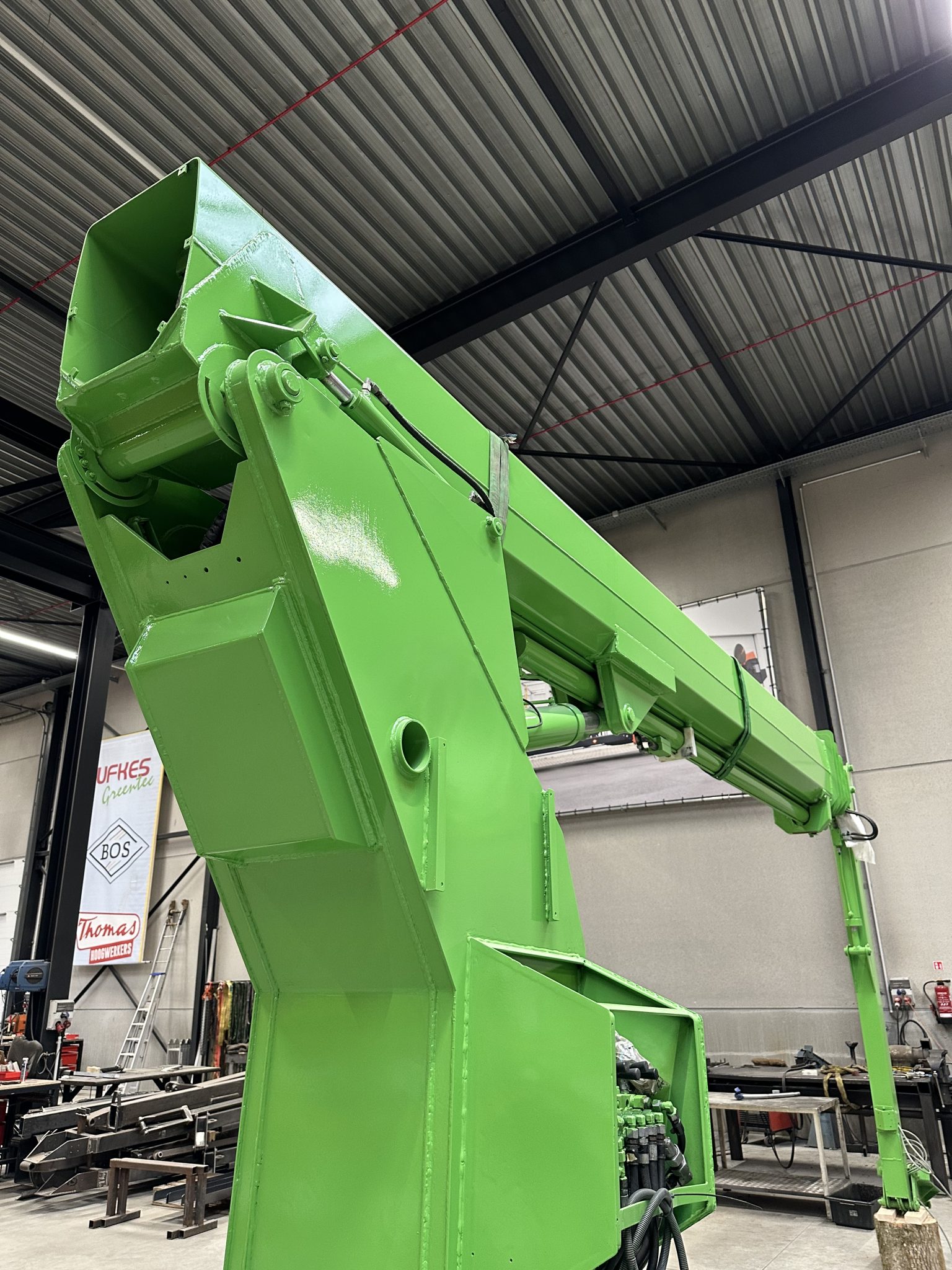 Thomas & Ufkes 300 PTO hoogwerker tweedehands te koop (2011) detailfoto arm van onderaf in werkplaats