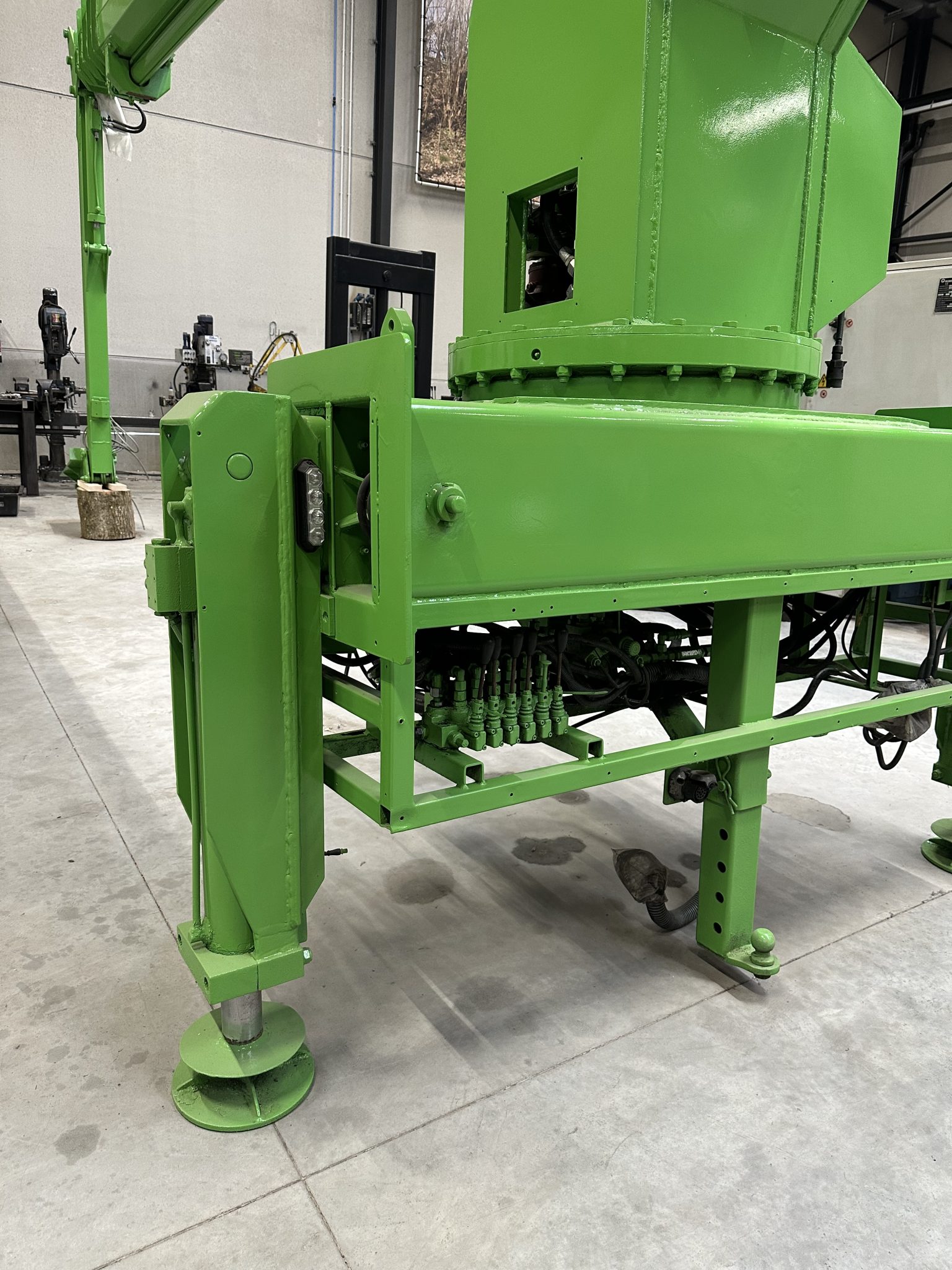 Thomas & Ufkes 300 PTO hoogwerker tweedehands te koop (2011) detailfoto aandrijfunit en stabilisatoren groen