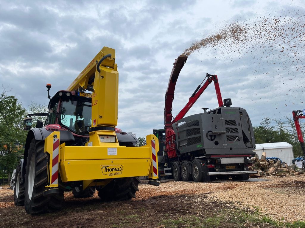 Thomas Hoogwerkers tractor hoogwerker en Greentec houtversnipperaar samen in gebruik op locatie
