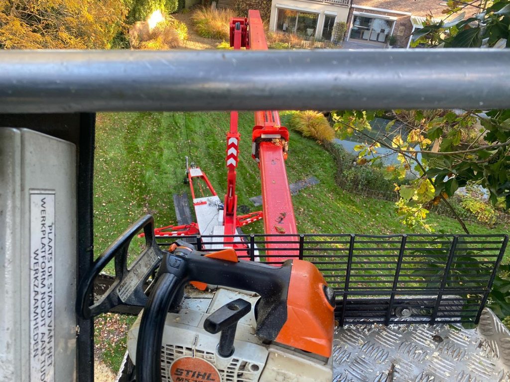 Thomas & Ufkes 210 WH trailer-mounted aerial work platform in use at Tom Reyskens Boomverzorging – chainsaw in work basket