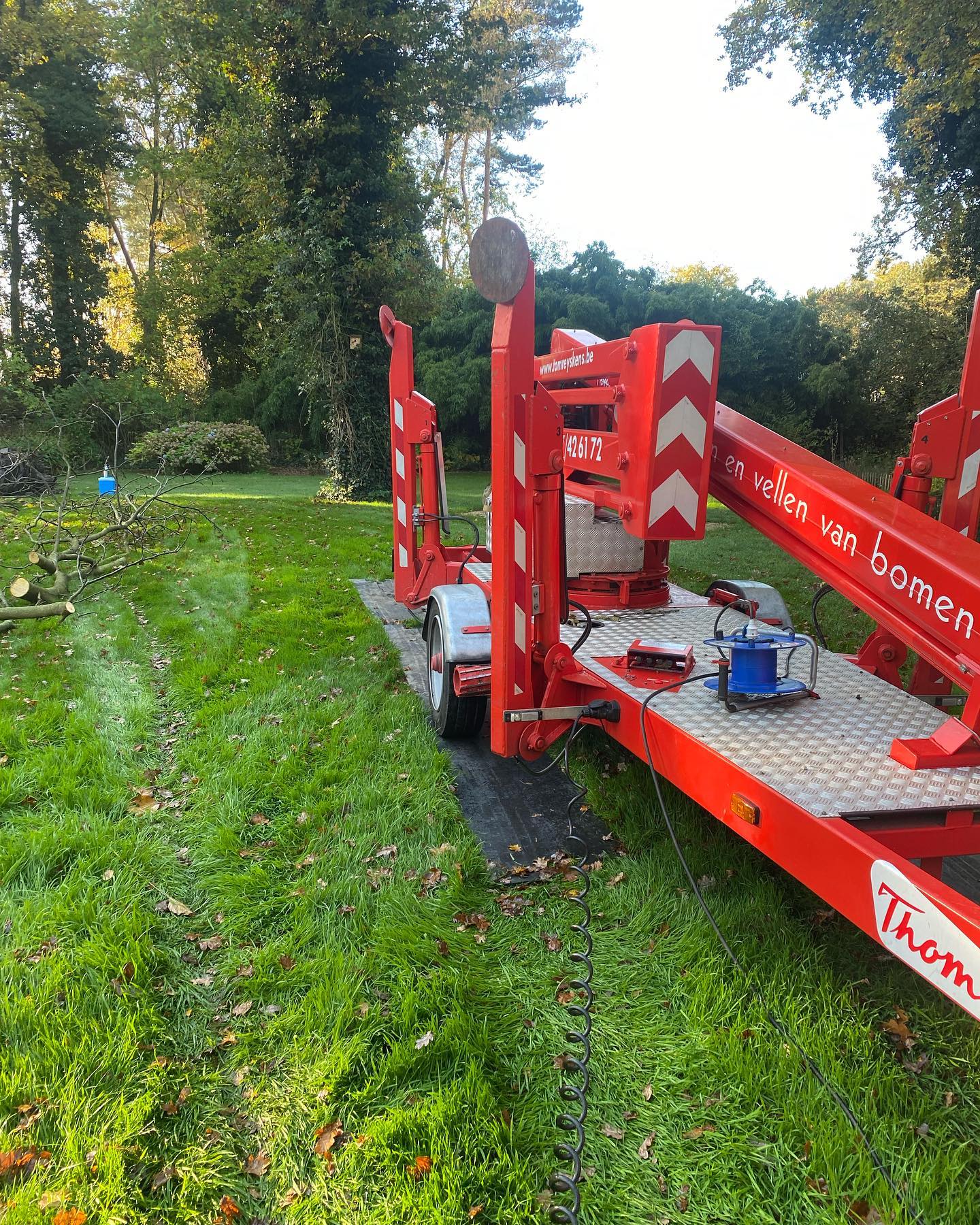 210 WH getrokken hoogwerker van Thomas & Ufkes in tuin voor boomverzorging
