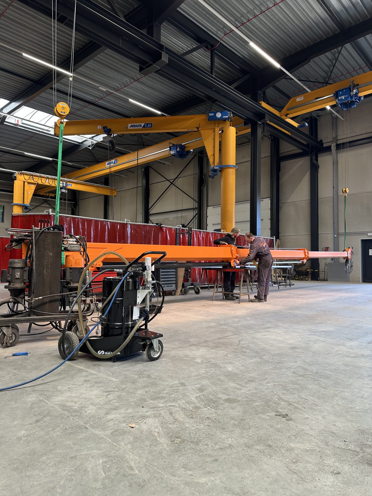 Thomas & Ufkes nieuwe 180 PTO hoogwerker op tractor in productie in werkplaats – arm in assemblage